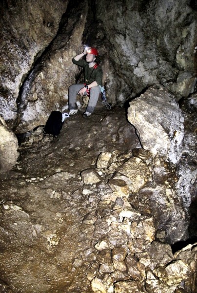 Solo, al buio, per un mese, dentro a una grotta di Monte Pellegrino, a venticinque metri di profondità, per tentare di raccontare la vita e le paure dell’uomo. 